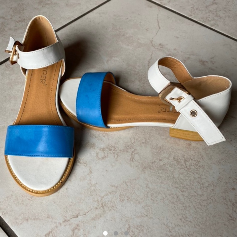 Bumper sandals stains on blue not noticeable Sz:8